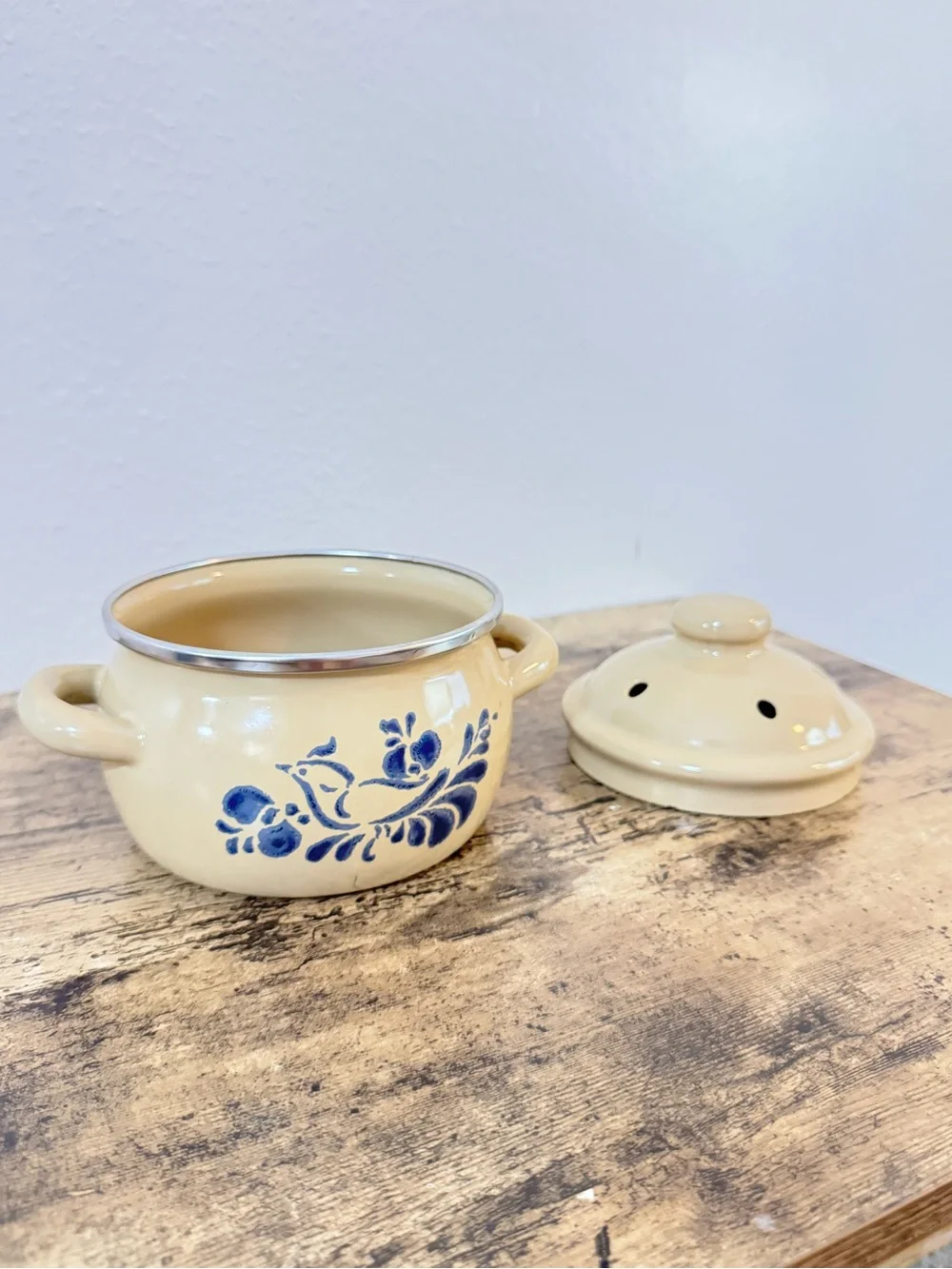 Vintage Pfaltzgraff Yorktowne Garlic Keeper with Lid | Blue Bird